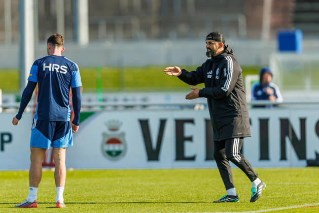 Trainer Miron Muslic (FC Schalke 04) gestikuliert, Gestik bei dem Training vom FC Schalke 04 auf dem Trainingsgelaende Schalke 04 am 20. Oktober 2026 in Gelsenkirchen. (Foto von Mario Hommes DeFodi Images) Trainer Miron Muslic (FC Schalke 04) gestures during the practice of FC Schalke 04 at Trainingsgelaende Schalke 04 on 20. October 2026 in Gelsenkirchen. (Photo by Mario Hommes DeFodi Images) (Photo by Mario Hommes DeFodi Images) -
