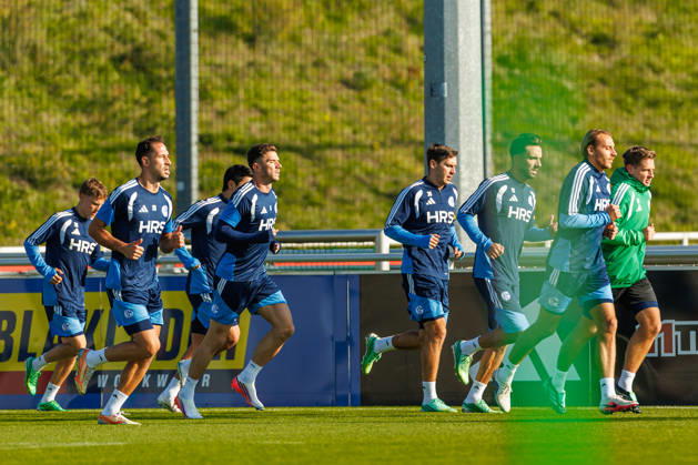 Nikola Katic (FC Schalke 04), Robin Gosens (FC Schalke 04), Kenan Karaman (FC Schalke 04), Timo Becker (FC Schalke 04) beim aufwaermen bei dem Training vom FC Schalke 04 auf dem Trainingsgelaende Schalke 04 am 20. Oktober 2026 in Gelsenkirchen. (Foto von Mario Hommes DeFodi Images) Nikola Katic (FC Schalke 04), Robin Gosens (FC Schalke 04), Kenan Karaman (FC Schalke 04), Timo Becker (FC Schalke 04) warms up during the practice of FC Schalke 04 at Trainingsgelaende Schalke 04 on 20. October 2026 in Gelsenkirchen. (Photo by Mario Hommes DeFodi Images) (Photo by Mario Hommes DeFodi Images) -