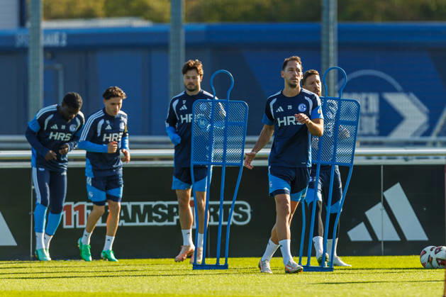 Nikola Katic (FC Schalke 04) schaut bei dem Training vom FC Schalke 04 auf dem Trainingsgelaende Schalke 04 am 20. Oktober 2026 in Gelsenkirchen. (Foto von Mario Hommes DeFodi Images) Nikola Katic (FC Schalke 04) looks on during the practice of FC Schalke 04 at Trainingsgelaende Schalke 04 on 20. October 2026 in Gelsenkirchen. (Photo by Mario Hommes DeFodi Images) (Photo by Mario Hommes DeFodi Images) -