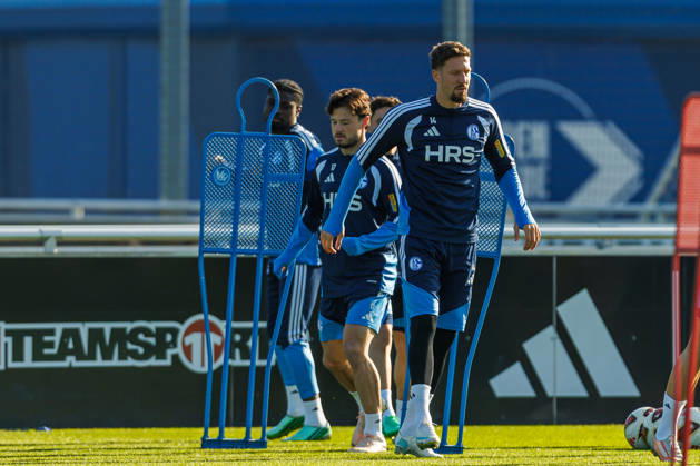 Janik Bachmann (FC Schalke 04) schaut bei dem Training vom FC Schalke 04 auf dem Trainingsgelaende Schalke 04 am 20. Oktober 2026 in Gelsenkirchen. (Foto von Mario Hommes DeFodi Images) Janik Bachmann (FC Schalke 04) looks on during the practice of FC Schalke 04 at Trainingsgelaende Schalke 04 on 20. October 2026 in Gelsenkirchen. (Photo by Mario Hommes DeFodi Images) (Photo by Mario Hommes DeFodi Images) -