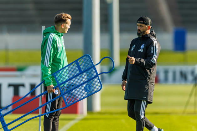 Co-Trainer Eddie Lattimore (FC Schalke 04) und Trainer Miron Muslic (FC Schalke 04) spricht mit bei dem Training vom FC Schalke 04 auf dem Trainingsgelaende Schalke 04 am 20. Oktober 2026 in Gelsenkirchen. (Foto von Mario Hommes DeFodi Images) Co-Trainer Eddie Lattimore (FC Schalke 04) und Trainer Miron Muslic (FC Schalke 04) speaks with during the practice of FC Schalke 04 at Trainingsgelaende Schalke 04 on 20. October 2026 in Gelsenkirchen. (Photo by Mario Hommes DeFodi Images) (Photo by Mario Hommes DeFodi Images) -