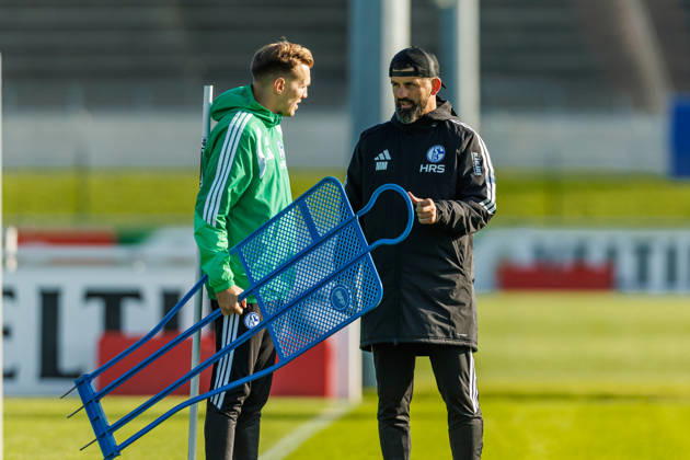 Co-Trainer Eddie Lattimore (FC Schalke 04) und Trainer Miron Muslic (FC Schalke 04) spricht mit bei dem Training vom FC Schalke 04 auf dem Trainingsgelaende Schalke 04 am 20. Oktober 2026 in Gelsenkirchen. (Foto von Mario Hommes DeFodi Images) Co-Trainer Eddie Lattimore (FC Schalke 04) und Trainer Miron Muslic (FC Schalke 04) speaks with during the practice of FC Schalke 04 at Trainingsgelaende Schalke 04 on 20. October 2026 in Gelsenkirchen. (Photo by Mario Hommes DeFodi Images) (Photo by Mario Hommes DeFodi Images) -