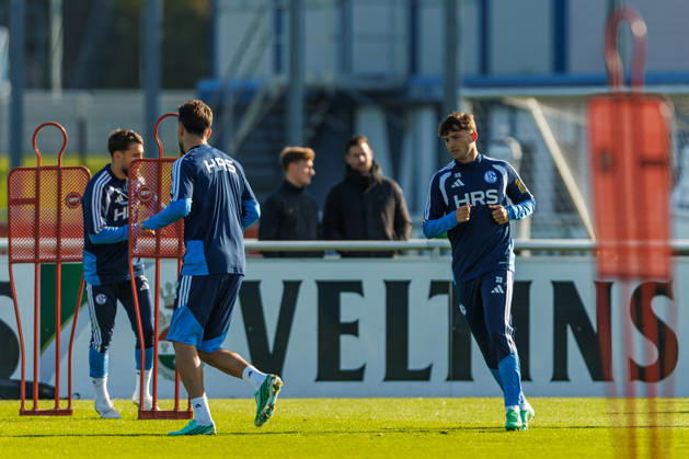 Vitalie Becker (FC Schalke 04) schaut bei dem Training vom FC Schalke 04 auf dem Trainingsgelaende Schalke 04 am 20. Oktober 2026 in Gelsenkirchen. (Foto von Mario Hommes DeFodi Images) Vitalie Becker (FC Schalke 04) looks on during the practice of FC Schalke 04 at Trainingsgelaende Schalke 04 on 20. October 2026 in Gelsenkirchen. (Photo by Mario Hommes DeFodi Images) (Photo by Mario Hommes DeFodi Images) -