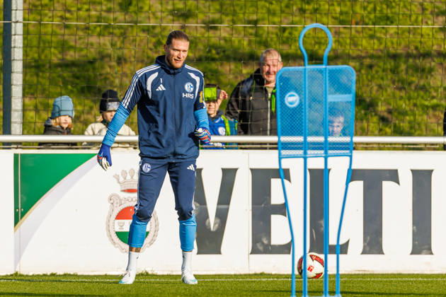 Torwart Loris Karius (FC Schalke 04) schaut bei dem Training vom FC Schalke 04 auf dem Trainingsgelaende Schalke 04 am 20. Oktober 2026 in Gelsenkirchen. (Foto von Mario Hommes DeFodi Images) Torwart Loris Karius (FC Schalke 04) looks on during the practice of FC Schalke 04 at Trainingsgelaende Schalke 04 on 20. October 2026 in Gelsenkirchen. (Photo by Mario Hommes DeFodi Images) (Photo by Mario Hommes DeFodi Images) -