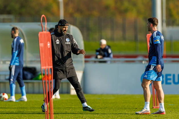 Trainer Miron Muslic (FC Schalke 04) und Robin Gosens (FC Schalke 04) diskutieren bei dem Training vom FC Schalke 04 auf dem Trainingsgelaende Schalke 04 am 20. Oktober 2026 in Gelsenkirchen. (Foto von Mario Hommes DeFodi Images) Trainer Miron Muslic (FC Schalke 04) und Robin Gosens (FC Schalke 04) discusses during the practice of FC Schalke 04 at Trainingsgelaende Schalke 04 on 20. October 2026 in Gelsenkirchen. (Photo by Mario Hommes DeFodi Images) (Photo by Mario Hommes DeFodi Images) -