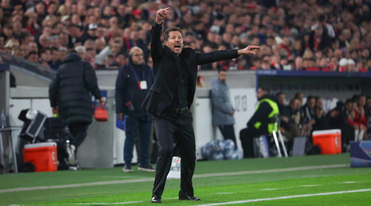 Stuttgart , Fußball UEFA Champions League VfB Stuttgart vs. Atletico Madrid , Trainer Diego Pablo Simeone (AtlÃ tico Madrid)