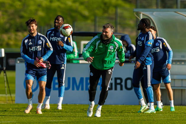 Co-Trainer Tim Hoogland (FC Schalke 04) lacht, lachen bei dem Training vom FC Schalke 04 auf dem Trainingsgelaende Schalke 04 am 20. Oktober 2026 in Gelsenkirchen. (Foto von Mario Hommes DeFodi Images) Co-Trainer Tim Hoogland (FC Schalke 04) laughs during the practice of FC Schalke 04 at Trainingsgelaende Schalke 04 on 20. October 2026 in Gelsenkirchen. (Photo by Mario Hommes DeFodi Images) (Photo by Mario Hommes DeFodi Images) -