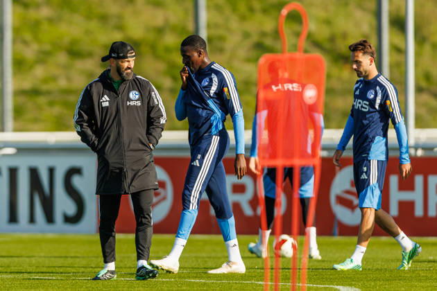 Trainer Miron Muslic (FC Schalke 04), Bryan Lasme (FC Schalke 04) und Kenan Karaman (FC Schalke 04) schauen bei dem Training vom FC Schalke 04 auf dem Trainingsgelaende Schalke 04 am 20. Oktober 2026 in Gelsenkirchen. (Foto von Mario Hommes DeFodi Images) Trainer Miron Muslic (FC Schalke 04), Bryan Lasme (FC Schalke 04) und Kenan Karaman (FC Schalke 04) look on during the practice of FC Schalke 04 at Trainingsgelaende Schalke 04 on 20. October 2026 in Gelsenkirchen. (Photo by Mario Hommes DeFodi Images) (Photo by Mario Hommes DeFodi Images) -