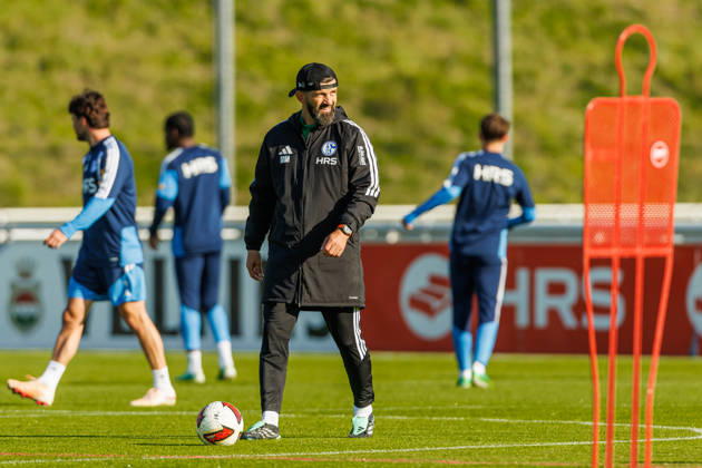 Trainer Miron Muslic (FC Schalke 04) schaut bei dem Training vom FC Schalke 04 auf dem Trainingsgelaende Schalke 04 am 20. Oktober 2026 in Gelsenkirchen. (Foto von Mario Hommes DeFodi Images) Trainer Miron Muslic (FC Schalke 04) looks on during the practice of FC Schalke 04 at Trainingsgelaende Schalke 04 on 20. October 2026 in Gelsenkirchen. (Photo by Mario Hommes DeFodi Images) (Photo by Mario Hommes DeFodi Images) -