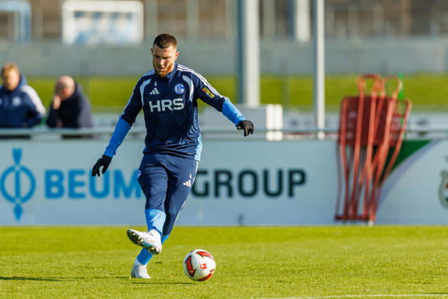 Hasan Kurucay (FC Schalke 04) in Aktion, am Ball, Einzelaktion bei dem Training vom FC Schalke 04 auf dem Trainingsgelaende Schalke 04 am 20. Oktober 2026 in Gelsenkirchen. (Foto von Mario Hommes DeFodi Images) Hasan Kurucay (FC Schalke 04) controls the ball during the practice of FC Schalke 04 at Trainingsgelaende Schalke 04 on 20. October 2026 in Gelsenkirchen. (Photo by Mario Hommes DeFodi Images) (Photo by Mario Hommes DeFodi Images) -