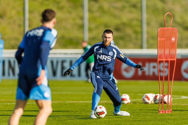 Hasan Kurucay (FC Schalke 04) in Aktion, am Ball, Einzelaktion bei dem Training vom FC Schalke 04 auf dem Trainingsgelaende Schalke 04 am 20. Oktober 2026 in Gelsenkirchen. (Foto von Mario Hommes DeFodi Images) Hasan Kurucay (FC Schalke 04) controls the ball during the practice of FC Schalke 04 at Trainingsgelaende Schalke 04 on 20. October 2026 in Gelsenkirchen. (Photo by Mario Hommes DeFodi Images) (Photo by Mario Hommes DeFodi Images) -