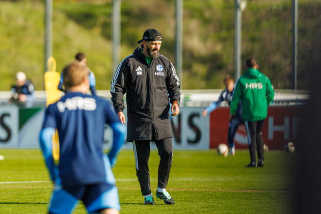 Trainer Miron Muslic (FC Schalke 04) schaut bei dem Training vom FC Schalke 04 auf dem Trainingsgelaende Schalke 04 am 20. Oktober 2026 in Gelsenkirchen. (Foto von Mario Hommes DeFodi Images) Trainer Miron Muslic (FC Schalke 04) looks on during the practice of FC Schalke 04 at Trainingsgelaende Schalke 04 on 20. October 2026 in Gelsenkirchen. (Photo by Mario Hommes DeFodi Images) (Photo by Mario Hommes DeFodi Images) -
