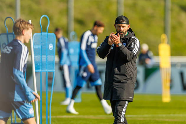 Trainer Miron Muslic (FC Schalke 04) gestikuliert, Gestik bei dem Training vom FC Schalke 04 auf dem Trainingsgelaende Schalke 04 am 20. Oktober 2026 in Gelsenkirchen. (Foto von Mario Hommes DeFodi Images) Trainer Miron Muslic (FC Schalke 04) gestures during the practice of FC Schalke 04 at Trainingsgelaende Schalke 04 on 20. October 2026 in Gelsenkirchen. (Photo by Mario Hommes DeFodi Images) (Photo by Mario Hommes DeFodi Images) -