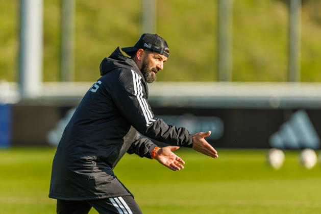 Trainer Miron Muslic (FC Schalke 04) gestikuliert, Gestik bei dem Training vom FC Schalke 04 auf dem Trainingsgelaende Schalke 04 am 20. Oktober 2026 in Gelsenkirchen. (Foto von Mario Hommes DeFodi Images) Trainer Miron Muslic (FC Schalke 04) gestures during the practice of FC Schalke 04 at Trainingsgelaende Schalke 04 on 20. October 2026 in Gelsenkirchen. (Photo by Mario Hommes DeFodi Images) (Photo by Mario Hommes DeFodi Images) -
