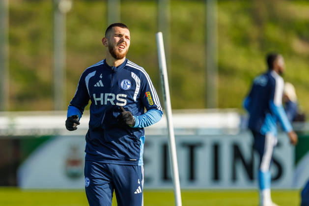 Hasan Kurucay (FC Schalke 04) schaut bei dem Training vom FC Schalke 04 auf dem Trainingsgelaende Schalke 04 am 20. Oktober 2026 in Gelsenkirchen. (Foto von Mario Hommes DeFodi Images) Hasan Kurucay (FC Schalke 04) looks on during the practice of FC Schalke 04 at Trainingsgelaende Schalke 04 on 20. October 2026 in Gelsenkirchen. (Photo by Mario Hommes DeFodi Images) (Photo by Mario Hommes DeFodi Images) -