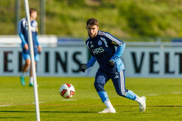 Adil Aouchiche (FC Schalke 04) in Aktion, am Ball, Einzelaktion bei dem Training vom FC Schalke 04 auf dem Trainingsgelaende Schalke 04 am 20. Oktober 2026 in Gelsenkirchen. (Foto von Mario Hommes DeFodi Images) Adil Aouchiche (FC Schalke 04) controls the ball during the practice of FC Schalke 04 at Trainingsgelaende Schalke 04 on 20. October 2026 in Gelsenkirchen. (Photo by Mario Hommes DeFodi Images) (Photo by Mario Hommes DeFodi Images) -