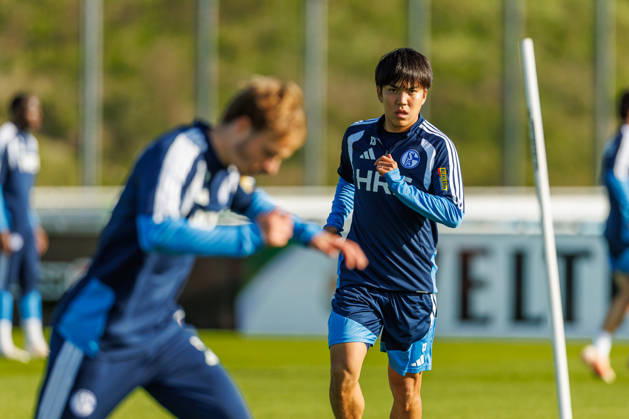 Satoshi Tanaka (FC Schalke 04) schaut bei dem Training vom FC Schalke 04 auf dem Trainingsgelaende Schalke 04 am 20. Oktober 2026 in Gelsenkirchen. (Foto von Mario Hommes DeFodi Images) Satoshi Tanaka (FC Schalke 04) looks on during the practice of FC Schalke 04 at Trainingsgelaende Schalke 04 on 20. October 2026 in Gelsenkirchen. (Photo by Mario Hommes DeFodi Images) (Photo by Mario Hommes DeFodi Images) -