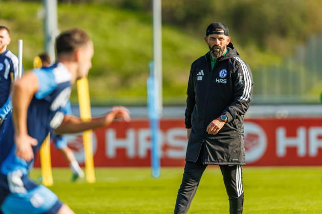 Trainer Miron Muslic (FC Schalke 04) schaut bei dem Training vom FC Schalke 04 auf dem Trainingsgelaende Schalke 04 am 20. Oktober 2026 in Gelsenkirchen. (Foto von Mario Hommes DeFodi Images) Trainer Miron Muslic (FC Schalke 04) looks on during the practice of FC Schalke 04 at Trainingsgelaende Schalke 04 on 20. October 2026 in Gelsenkirchen. (Photo by Mario Hommes DeFodi Images) (Photo by Mario Hommes DeFodi Images) -