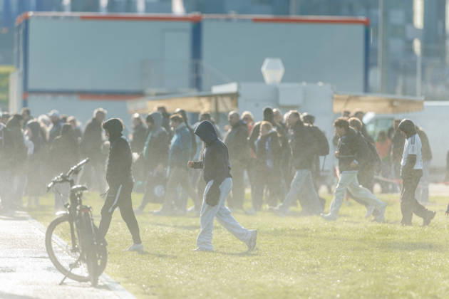 . Die Fans vom FC Schalke 04 fluechten vor dem Wasser der Sprenkleranlage bei dem Training vom FC Schalke 04 auf dem Trainingsgelaende Schalke 04 am 20. Oktober 2026 in Gelsenkirchen. (Foto von Mario Hommes DeFodi Images) . The fans of FC Schalke 04 are fleeing from the water of the sprinkler installation during the practice of FC Schalke 04 at Trainingsgelaende Schalke 04 on 20. October 2026 in Gelsenkirchen. (Photo by Mario Hommes DeFodi Images) (Photo by Mario Hommes DeFodi Images) -