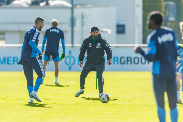 Trainer Miron Muslic (FC Schalke 04) schaut bei dem Training vom FC Schalke 04 auf dem Trainingsgelaende Schalke 04 am 20. Oktober 2026 in Gelsenkirchen. (Foto von Mario Hommes DeFodi Images) Trainer Miron Muslic (FC Schalke 04) looks on during the practice of FC Schalke 04 at Trainingsgelaende Schalke 04 on 20. October 2026 in Gelsenkirchen. (Photo by Mario Hommes DeFodi Images) (Photo by Mario Hommes DeFodi Images) -