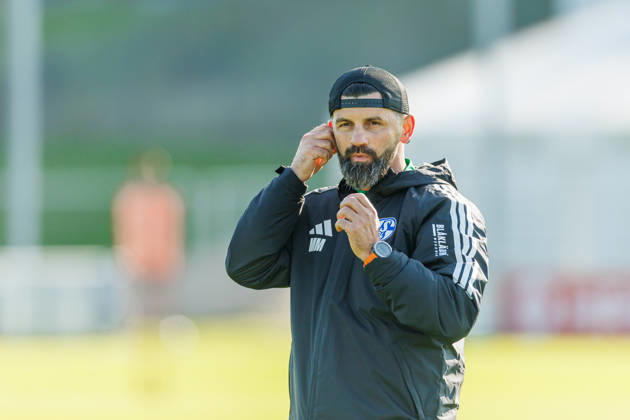 Trainer Miron Muslic (FC Schalke 04) schaut bei dem Training vom FC Schalke 04 auf dem Trainingsgelaende Schalke 04 am 20. Oktober 2026 in Gelsenkirchen. (Foto von Mario Hommes DeFodi Images) Trainer Miron Muslic (FC Schalke 04) looks on during the practice of FC Schalke 04 at Trainingsgelaende Schalke 04 on 20. October 2026 in Gelsenkirchen. (Photo by Mario Hommes DeFodi Images) (Photo by Mario Hommes DeFodi Images) -