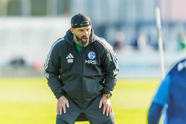 Trainer Miron Muslic (FC Schalke 04) schreit bei dem Training vom FC Schalke 04 auf dem Trainingsgelaende Schalke 04 am 20. Oktober 2026 in Gelsenkirchen. (Foto von Mario Hommes DeFodi Images) Trainer Miron Muslic (FC Schalke 04) yells during the practice of FC Schalke 04 at Trainingsgelaende Schalke 04 on 20. October 2026 in Gelsenkirchen. (Photo by Mario Hommes DeFodi Images) (Photo by Mario Hommes DeFodi Images) -