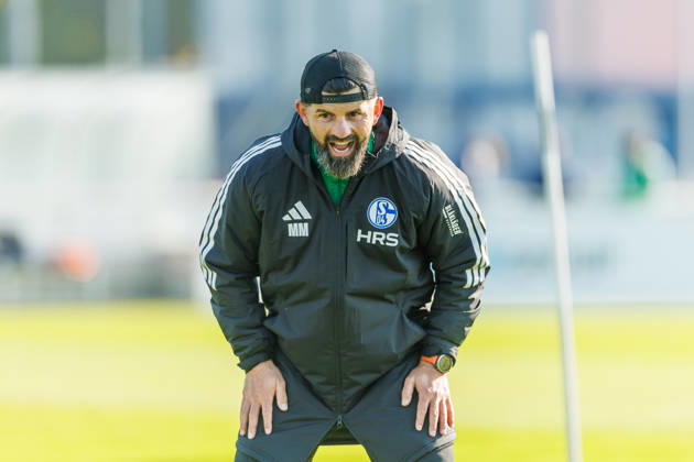 Trainer Miron Muslic (FC Schalke 04) schreit bei dem Training vom FC Schalke 04 auf dem Trainingsgelaende Schalke 04 am 20. Oktober 2026 in Gelsenkirchen. (Foto von Mario Hommes DeFodi Images) Trainer Miron Muslic (FC Schalke 04) yells during the practice of FC Schalke 04 at Trainingsgelaende Schalke 04 on 20. October 2026 in Gelsenkirchen. (Photo by Mario Hommes DeFodi Images) (Photo by Mario Hommes DeFodi Images) -