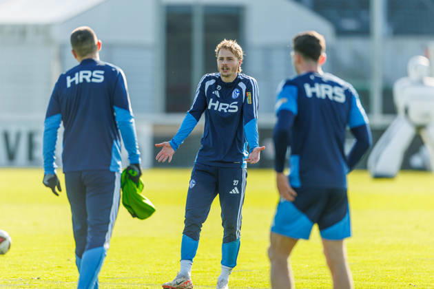 Finn Porath (FC Schalke 04) gestikuliert, Gestik bei dem Training vom FC Schalke 04 auf dem Trainingsgelaende Schalke 04 am 20. Oktober 2026 in Gelsenkirchen. (Foto von Mario Hommes DeFodi Images) Finn Porath (FC Schalke 04) gestures during the practice of FC Schalke 04 at Trainingsgelaende Schalke 04 on 20. October 2026 in Gelsenkirchen. (Photo by Mario Hommes DeFodi Images) (Photo by Mario Hommes DeFodi Images) -
