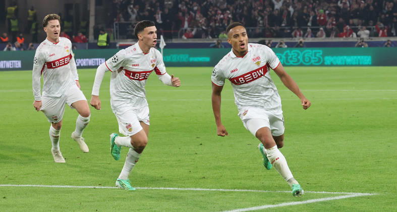 Stuttgart , Fußball UEFA Champions League VfB Stuttgart vs. Atletico Madrid , Jubel Stuttgart nach dem Tor zum 1 . 0 von Jamie Leweling