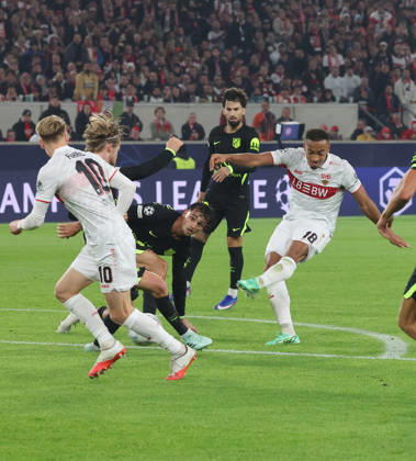Stuttgart , Fußball UEFA Champions League VfB Stuttgart vs. Atletico Madrid , Tor zum 1 : 0 von Jamie Leweling ( VfB )