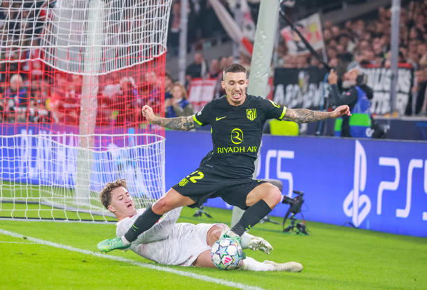 20.10.26 VfB Stuttgart - Atletico Madrid Deutschland, Stuttgart, 20.10.2026, Fussball, UEFA Champions League, Saison 2026 2027, VfB Stuttgart - Atletico Madrid: v.l. Angelo Stiller (VfB Stuttgart), Alejandro Grimaldo (Atletico Madrid).