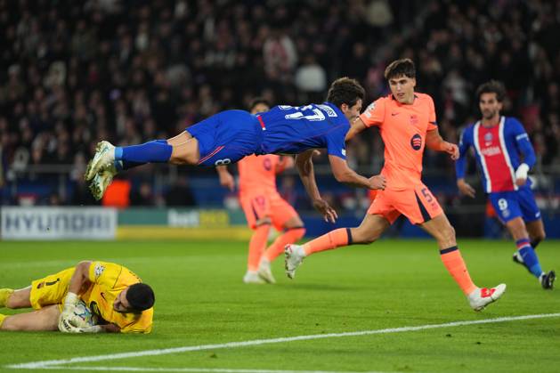 Joan Garcia of Barcelona saves at the feet of Joao Neves of PSG Paris Saint-Germain v Barcelona, UEFA Champions League, Football, Parc des Princes, Paris, France - 20 Oct 2026Paris Parc des Princes France  Copyright: xDavexWinter Shutterstockx 17226708ce