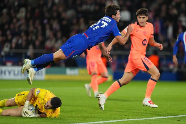 Joan Garcia of Barcelona saves at the feet of Joao Neves of PSG Paris Saint-Germain v Barcelona, UEFA Champions League, Football, Parc des Princes, Paris, France - 20 Oct 2026Paris Parc des Princes France  Copyright: xDavexWinter Shutterstockx 17226708cf