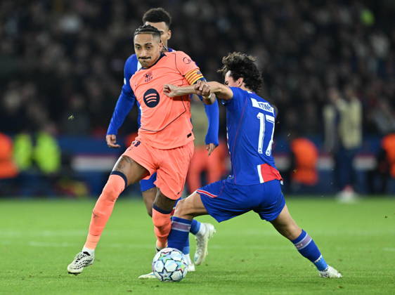 Paris Saint-Germain v Barcelona - UEFA Champions League PARIS, FRANCE - OCTOBER 20: Vitinha (R) of PSG in action against Rapinha (L) of Barcelona during the UEFA Champions League 2026 27 League Phase MD3 match between Paris Saint-Germain and FC Barcelona, Barca at Parc des Princes on October 20, 2026 in Paris, France. Mustafa Yalcin Anadolu Paris France. Editorial use only. Please get in touch for any other usage.  Copyright: x2026xAnadoluxMustafaxYalcinx