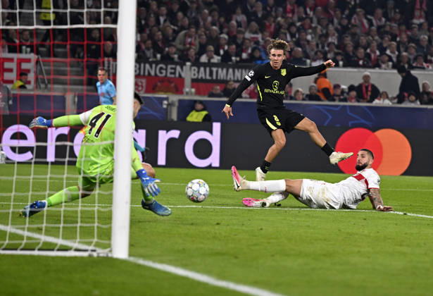 20.10.2026, Fussball UEFA Champions-League League 2026 2027, 3.Spieltag, VfB Stuttgart - Atletico Madrid, in der MHP-Arena Stuttgart, Pablo Barrios (Atletico Madrid) gegen Jeff Chabot (Stuttgart) und Torwart Dennis Seimen (Stuttgart)