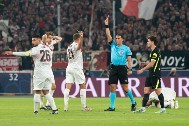Serdar Gözübüyük (NED, Schiedsrichter) zeigt Morten Hjulmand (Atletico Madrid, 23) die rote Karte nach einem Foul an Angelo Stiller (VfB Stuttgart, 06), GER, VfB Stuttgart vs. Atlà tico Madrid, Fussball, UEFA Champions League, Spieltag 3, Spielzeit 2026 2027, 20.10.2026, GER, VfB Stuttgart vs. Atlà tico Madrid, Fussball, UEFA Champions League, Spieltag 3, Spielzeit 2026 2027, 20.10.2026, Stuttgart Copyright: xEibner-Pressefoto EdwardxCheungx EP_ECG