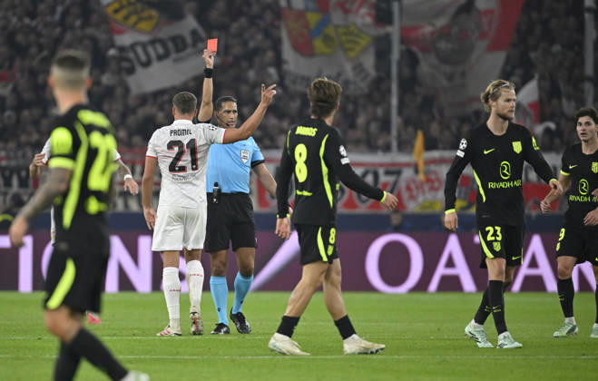 Schiedsrichter Referee Serdar Goezuebueyuek (NED) zeigt Morten Hjulmand Atletico de Madrid (23) rote Karte rot Platzverweis fuer grobes Foulspiel Champions League VfB Stuttgart vs Atletico Madrid 20.10.2026 DFL REGULATIONS PROHIBIT ANY USE OF PHOTOGRAPHS AS IMAGE SEQUENCES AND OR QUASI-VIDEO Champions League VfB Stuttgart vs Atletico Madrid