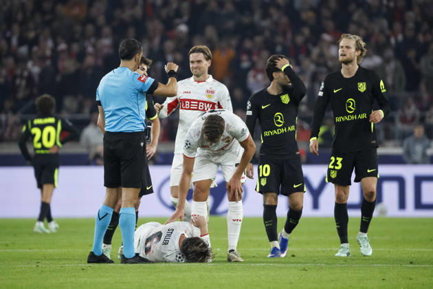 Angelo Stiller (VfB Stuttgart, 06) verletzt am Boden , Deutschland, Fussball, UEFA Champions League, 3. Spieltag, 2026 2027, VfB Stuttgart vs. Atletico Madrid, 20.10.2026, Stuttgart Arena Stuttgart Deutschland Copyright: xGrantxHubbsx