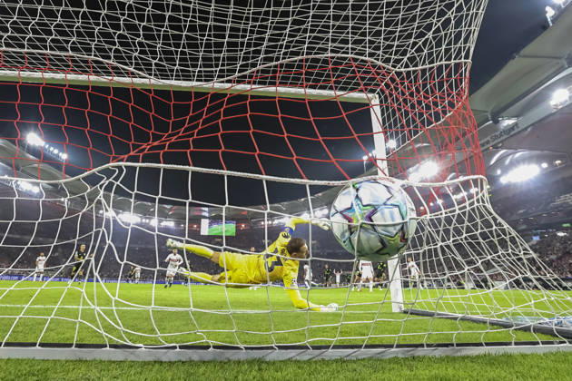 1:0 Tor fuer VfB Stuttgart durch Jamie Leweling (VfB Stuttgart, 18) Hintertor, Hintertorkamera, Hintertorperspektive , Deutschland, Fussball, UEFA Champions League, 3. Spieltag, 2026 2027, VfB Stuttgart vs. Atletico Madrid, 20.10.2026, Stuttgart Arena Stuttgart Deutschland Copyright: xGrantxHubbsx
