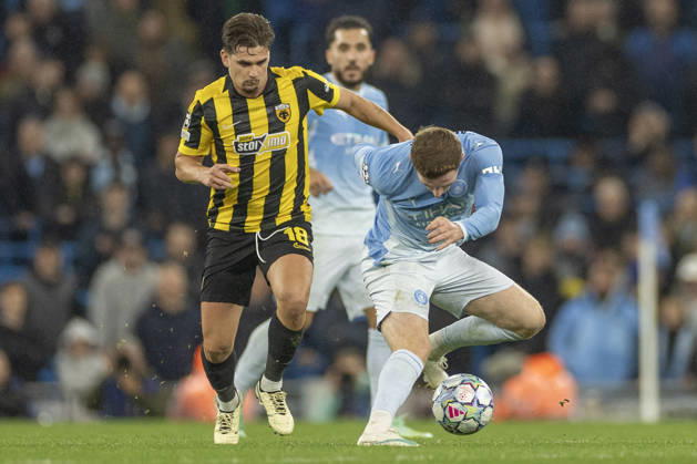 Manchester City v AEK Athens - UEFA Champions League 2026 27 League Phase MD3 Elliot Anderson 5 of Manchester City F.C. is challenged by Razvan Marin 18 of AEK Athens F.C. during the UEFA Champions League Stage match between Manchester City and AEK Athens at the Etihad Stadium in Manchester, on October 20, 2026. Manchester Manchester United, ManU Kingdom  Copyright: xMIxNewsx originalFilename:fletcher-manchest261020_np3cJ.jpg