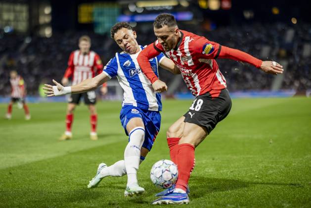 PORTO - (lr) PepÃª of FC Porto and Filip Kostic of PSV Eindhoven during the UEFA Champions League match between FC Porto and PSV Eindhoven at the Estadio Do Dragao, on 20 October 2026 in Porto, Portugal. MORITZ MUELLER ANP xVIxANPxSportx xxANPxIVx 573102673 originalFilename: 573102673.jpg