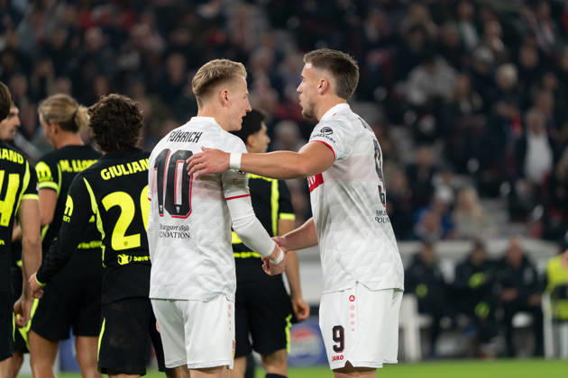 Handshake Chris Führich (VfB Stuttgart, 10), Ermedin Demirovic (VfB Stuttgart, 09), GER, VfB Stuttgart vs. Atlà tico Madrid, Fussball, UEFA Champions League, Spieltag 3, Spielzeit 2026 2027, 20.10.2026, GER, VfB Stuttgart vs. Atlà tico Madrid, Fussball, UEFA Champions League, Spieltag 3, Spielzeit 2026 2027, 20.10.2026, Stuttgart Copyright: xEibner-Pressefoto EdwardxCheungx EP_ECG