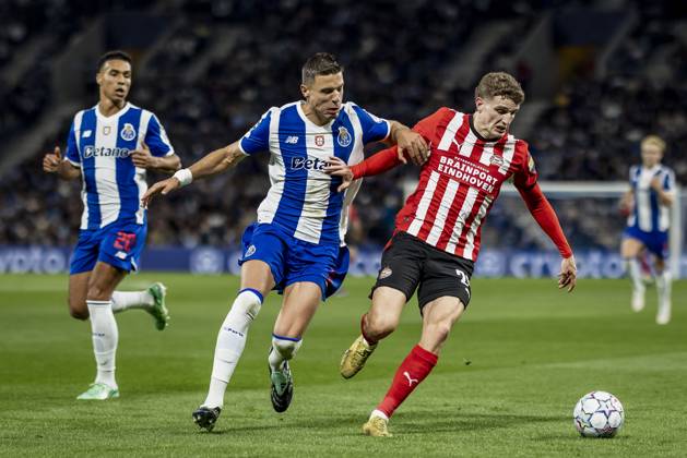 PORTO - (lr) Jan Bednarek of FC Porto and Guus Til of PSV Eindhoven during the UEFA Champions League match between FC Porto and PSV Eindhoven at the Estadio Do Dragao, on 20 October 2026 in Porto, Portugal. MORITZ MUELLER ANP xVIxANPxSportx xxANPxIVx 573102906 originalFilename: 573102906.jpg