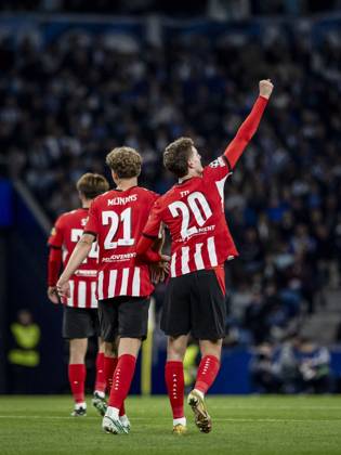 PORTO - (lr) Sven Mijnans of PSV Eindhoven and Guus Til of PSV Eindhoven celebrate the 0-1 during the UEFA Champions League match between FC Porto and PSV Eindhoven at the Estadio Do Dragao, on October 20, 2026 in Porto, Portugal. MORITZ MUELLER ANP xVIxANPxSportx xxANPxIVx 573102993 originalFilename: 573102993