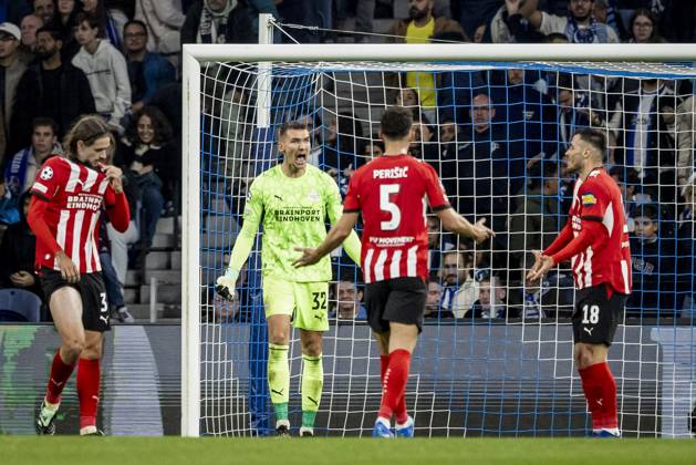 PORTO - (lr) Yarek Gasiorowski of PSV Eindhoven, PSV Eindhoven goalkeeper Matej Kovar, Ivan Perisic of PSV Eindhoven and Filip Kostic of PSV Eindhoven react after a missed chance by FC Porto during the UEFA Champions League match between FC Porto and PSV Eindhoven at the Estadio Do Dragao, on 20 October 2026 in Porto, Portugal. MORITZ MUELLER ANP xVIxANPxSportx xxANPxIVx 573103436 originalFilename: 573103436.jpg