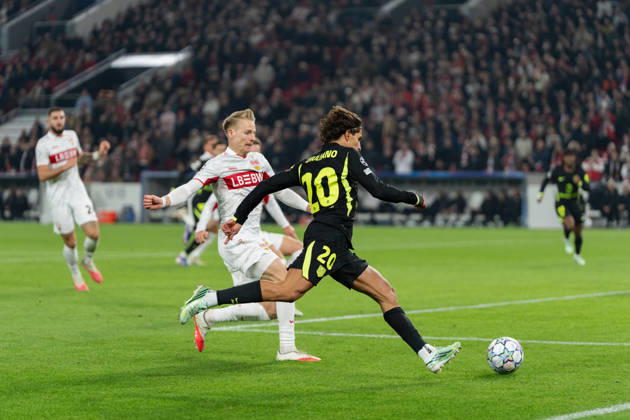 20.10.2026, xjyhynx, Fussball UEFA Champions League, VfB Stuttgart - Atletico Madrid, v.l. Chris Führich (10, VfB Stuttgart) versucht eine Flanke von Giuliano Simeone (20, AtlÃ tico Madrid) zu blocken Stuttgart