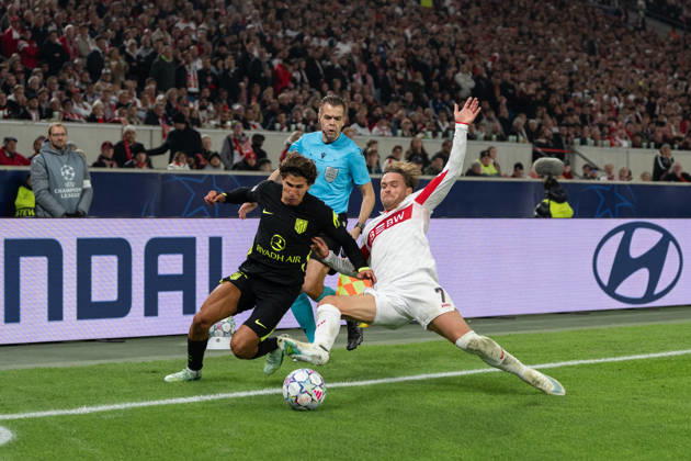 20.10.2026, xjyhynx, Fussball UEFA Champions League, VfB Stuttgart - Atletico Madrid, v.l. Giuliano Simeone (20, AtlÃ tico Madrid) im Zweikampf mit Maximilian Mittelstädt (7, VfB Stuttgart) Stuttgart