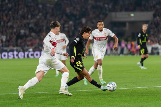 20.10.2026, xjyhynx, Fussball UEFA Champions League, VfB Stuttgart - Atletico Madrid, v.l. Angelo Stiller (6, VfB Stuttgart) schaut zu wie Giuliano Simeone (20, AtlÃ tico Madrid) einen Pass spielt Stuttgart