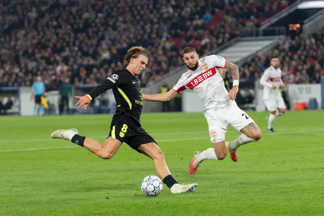 20.10.2026, xjyhynx, Fussball UEFA Champions League, VfB Stuttgart - Atletico Madrid, v.l. Torschuss von Tiago Tomas (8, VfB Stuttgart). Jeff Chabot (24, VfB Stuttgart) versucht zu blocken Stuttgart
