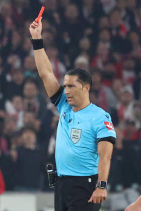 20.10.2026, xrekx, Fussball UEFA Champions League, VfB Stuttgart - Atletico Madrid v.l. Schiedsrichter Referee Serdar Gözübüyük zeigt die Rote Karte Morten Hjulmand (AtlÃ tico Madrid) Stuttgart
